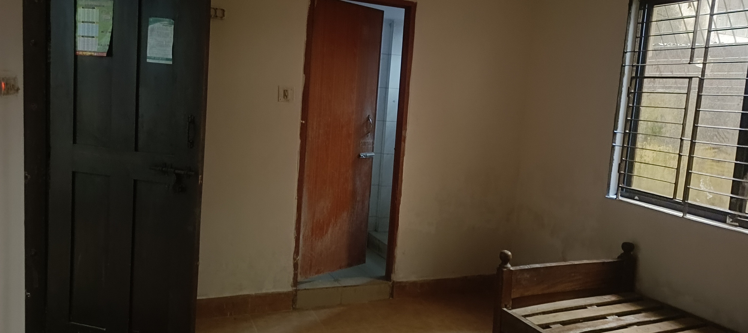 ৩ জনের রুমে ১ সিট  ভাড়া হবে।